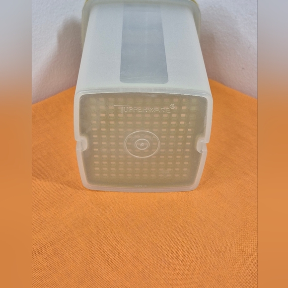 Vintage Tupperware Pickle Keeper 1330-8 - Picture 9 of 10